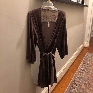 Gillian & OMalley Velour & Lace Robe